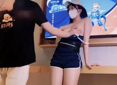 Em bán TV xinh đẹp với người khách may mắn