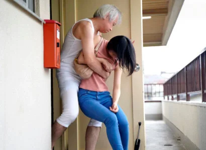 Cô vợ trẻ mới cưới bị bố chồng già vờ vịt