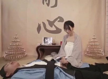 Cô gái áo tu đối diện với vị đạo sĩ bị thương