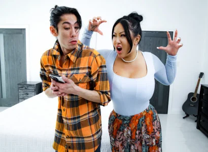 Con trai này đưa mẹ kế xăm trổ hàng múp tới đỉnh cao